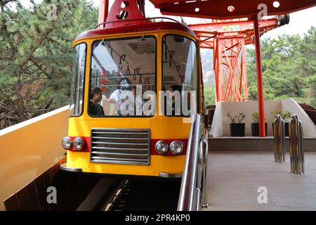 BUSAN, SÜDKOREA - 30. MÄRZ 2023: Historische Gondel der Geumgang-Seilbahn, Touristenattraktion am Geumgang-Berg in Busan. Stockfoto