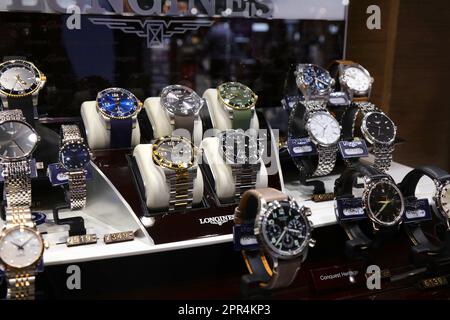 WARSCHAU, POLEN - 24. MÄRZ 2023: Longines luxuriöse Schweizer Uhren im Duty-Free-Shop am Flughafen Warschau in Polen. Stockfoto