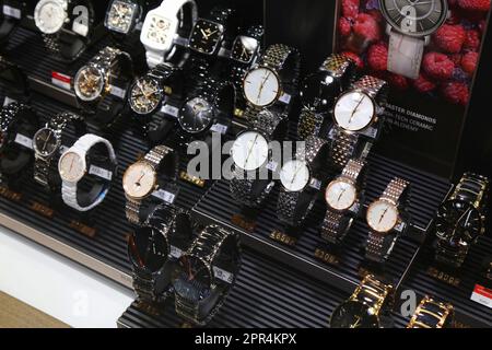 WARSCHAU, POLEN - 24. MÄRZ 2023: Rado Luxuhren aus der Schweiz im Duty-Free-Shop am Flughafen Warschau in Polen. Stockfoto