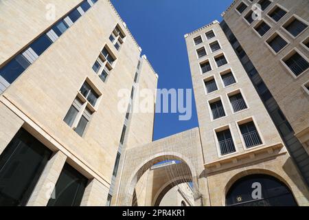 JERUSALEM, ISRAEL - 28. OKTOBER 2022: Gebäude der umgebauten Gegend in der Alrov Mamilla Avenue, Einkaufsviertel in Jerusalem. Stockfoto