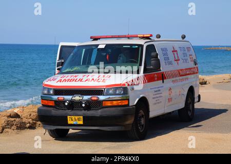 TEL AVIV, ISRAEL - 2. NOVEMBER 2022: Chevrolet Krankenwagen auf einer Straße in Tel Aviv, Israel. Es ist im Besitz von Magen David Adom, einer Nichtregierungsorganisation Stockfoto