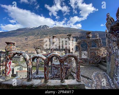 Valtellina, Italien - 12. März 2023: il castello valtellinese del Gaudì di Grosio, Nicola di Cesare, eine Burg, die von einem Einheimischen auf einer Bergseite von Nor gebaut wurde Stockfoto