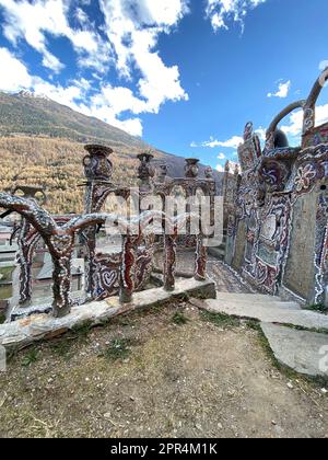 Valtellina, Italien - 12. März 2023: il castello valtellinese del Gaudì di Grosio, Nicola di Cesare, eine Burg, die von einem Einheimischen auf einer Bergseite von Nor gebaut wurde Stockfoto