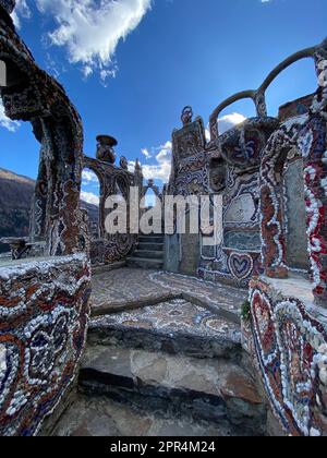 Valtellina, Italien - 12. März 2023: il castello valtellinese del Gaudì di Grosio, Nicola di Cesare, eine Burg, die von einem Einheimischen auf einer Bergseite von Nor gebaut wurde Stockfoto