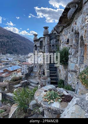 Valtellina, Italien - 12. März 2023: il castello valtellinese del Gaudì di Grosio, Nicola di Cesare, eine Burg, die von einem Einheimischen auf einer Bergseite von Nor gebaut wurde Stockfoto