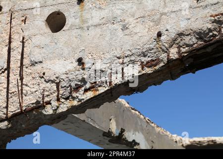 Abrissschäden an Stahlbeton bei feuchten Meeresbedingungen und salziger Luft. Koreanische Infrastrukturprobleme: Rostige Bewehrungsbetonschäden. Stockfoto