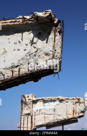 Abrissschäden an Stahlbeton bei feuchten Meeresbedingungen und salziger Luft. Japanisches Infrastrukturproblem: Rostige Bewehrungsbetonschäden. Stockfoto