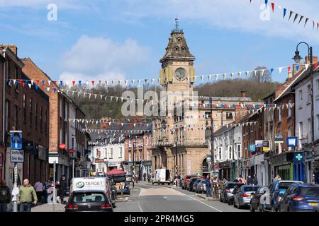 Pennant Bunting und das neoklassizistische Welshpool Town Hall an der Broad Street, 1873 in Ashlar Stone erbaut und ein denkmalgeschütztes Gebäude der Kategorie II. Powys, Wales Stockfoto