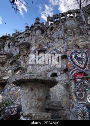 Valtellina, Italien - 12. März 2023: il castello valtellinese del Gaudì di Grosio, Nicola di Cesare, eine Burg, die von einem Einheimischen auf einer Bergseite von Nor gebaut wurde Stockfoto