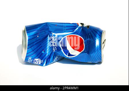 Ho-Chi-Minh-Stadt, Vietnam - 23. April 2023: Zerdrückte Aluminiumnatronlauge mit Pepsi-Logo, isoliert auf weiß. Geöffnetes leeres, zerknittertes Glas des berühmten weichen drin Stockfoto