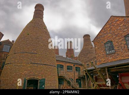 Das Gladstone Pottery Museum mit seinen Flaschenöfen in Longton, Stoke-on-Trent in Staffordshire, England. Stockfoto