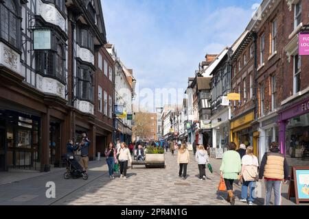 Fußgänger, die die Fußgängerzone Pride Hill im Stadtzentrum von Shrewsbury entlang laufen. Shropshire, Großbritannien. Konzept: High Street im Vereinigten Königreich, Wirtschaftslage im Vereinigten Königreich Stockfoto