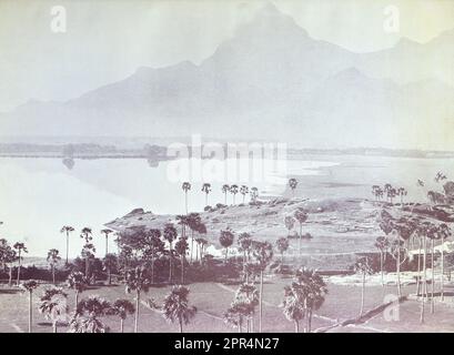 Blick auf die Landschaft und den See vom Felsen, Dohnavur. Halbtongravierung auf einem Foto von Mr. Penn aus Ootacamund (jetzt bekannt als OOTO), in der Region Tamil Nadu in Südindien, c1912. Das Bild bezieht sich auf das Kinderzimmer und das Gelände der Church of England Zenana Mission in Dohnavur, ebenfalls in Tamil Nadu und etwa 30 Meilen von der Südspitze Indiens entfernt. Das Gelände wurde von Amy Wilson-Carmichael betrieben und versuchte, das Christentum bei Babys und Kindern zu fördern (damals nur Mädchen, von denen viele Opfer der Tempelprostitution waren). Stockfoto