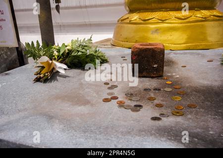 In thailändischen Tempeln wurden Münzen auf den Boden gelegt. Stockfoto