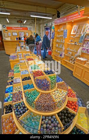 Der Museumsshop im Gladstone Pottery Museum in Longton, Stoke-on-Trent, Staffordshire, England. Stockfoto