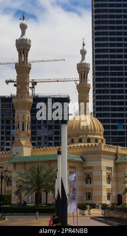 Blick auf die Stadt Sharjah, Hochhäuser mit Lagune Stockfoto