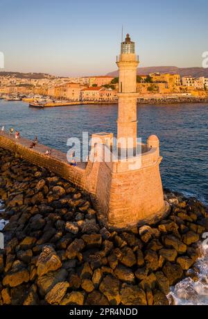 Der venezianische Leuchtturm im Hafen von Chania (Kreta, Griechenland) wurde von der untergehenden Sonne in goldenes Licht getaucht Stockfoto