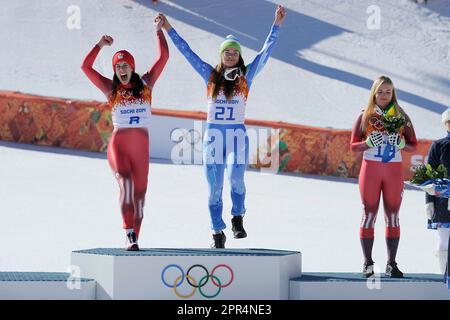 ARCHIVFOTO: Tina LABYRINTH wird am 2. Mai 2023 40, Dominique GISIN, SUI, links, Und Tina LABYRINTH (SLO), beide 1. Platz zur gleichen Zeit, Goldmedaille, Gold, Goldmedaille, Olympiasieger, Right Laura GUT, SUI, 3. Platz, Bronze, Bronze-Medaille, Bronzemedaillengewinner, Jubel, Jubel, Freude, Enthusiasmus, Emotion, Cheers, Blumenzeremonie Alpinski, Damen Abfahrtsski, Frauen, am 02/12/2014.Rosa Khutor Alpine Center. XXII. Olympische Winterspiele 2014, ab 07,02. - 02/23/2014 in Sotschi/Russland. ? Stockfoto