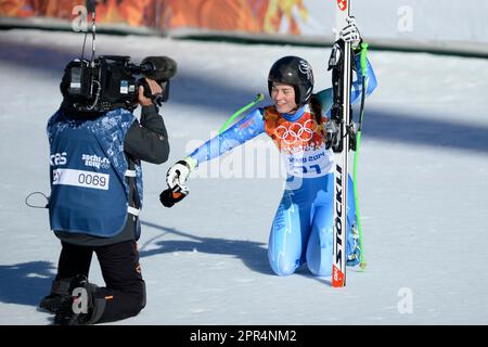 ARCHIVFOTO: Tina LABYRINTH wird am 2. Mai 2023 40, Tina LABYRINTH (SLO), kniet im Schnee, 1. Platz, Goldmedaille, Gold, Goldmedaille, Olympiasieger, Jubel, Jubel, Freude, Enthusiasmus, Emotion, Jubel, Jubel, Action, Einzelaktion, Einzelbild, Ausschnitt, Ganzkörperaufnahme, ganze Figur. Alpinski, Abfahrtski von Damen, Frauen, auf 02/12/2014. Rosa Khutor Alpine Center. XXII. Olympische Winterspiele 2014, ab 07,02. - 02/23/2014 in Sotschi/Russland. ? Stockfoto