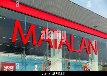 Matalan-Ladenschild an einem Outlet im Einzelhandelspark/außerhalb der Stadt in Cheltenham Spa. Gloucestershire. UK. (134) Stockfoto