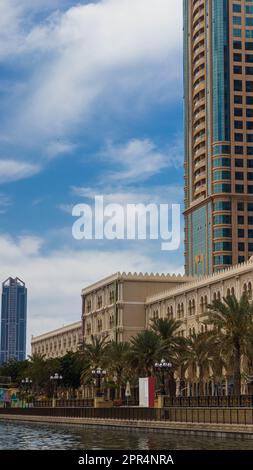 Blick auf die Stadt Sharjah, Hochhäuser mit Lagune Stockfoto