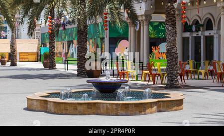 Blick auf die Stadt Sharjah, Hochhäuser mit Lagune Stockfoto