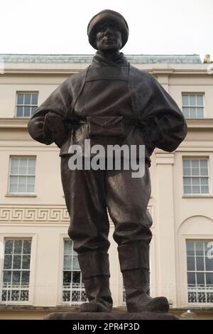 Statuenskulptur des Doktors / Dr. Edward Adrian Wilson von Kathleen Scott, der zusammen mit Captain Scott bei der Terra Nova Expedition zum Südpol umkam. Promenade, Cheltenham Spa, Gloucestershire. UK. (134) Stockfoto