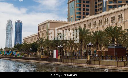 Blick auf die Stadt Sharjah, Hochhäuser mit Lagune Stockfoto