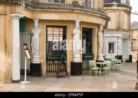 FRAGEN SIE nach dem italienischen Pizzarestaurant/der Pizzeria im denkmalgeschützten Gebäude HANNOVER HOUSE. Kariatiden (basierend auf den klassischen Figuren des Erechtheion in Athen) schmücken die Anwesen am Montpellier Walk. Cheltenham. UK. (134) Stockfoto