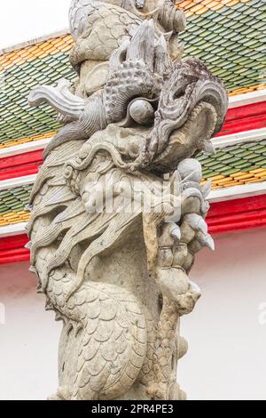 Chinesischer drachenförmiger Stein in thailändischen Tempeln Stockfoto