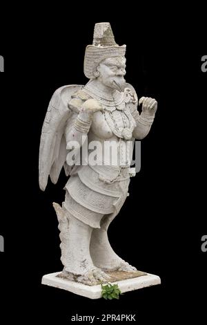Garuda-Stein auf dem Sockel mit schwarzem Hintergrund Stockfoto