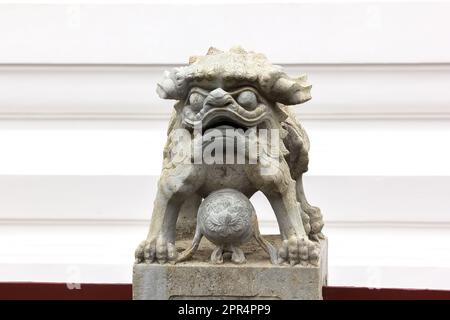 Der auf dem Podest gemeißelte Löwe im chinesischen Stil ist ein heiliges Tier des chinesischen Glaubens. Stockfoto