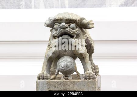 Der auf dem Podest gemeißelte Löwe im chinesischen Stil ist ein heiliges Tier des chinesischen Glaubens. Stockfoto
