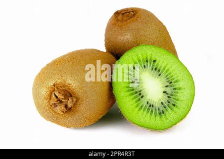 Reife ganze Kiwis und halbe Kiwis, isoliert auf weißem Hintergrund, hochwertige Details Stockfoto