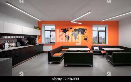 Innenaufnahmen des Pausenbereichs im Büro. Orangefarbene Küche im Büro. Stockfoto