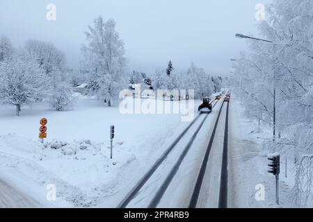 Morgenpromenade in der Umgebung, neu gefallener Schnee, Straßen und schneebedeckte Umgebung. Bedeckt, Tagesanbruch im Dezember – Januar. Stockfoto