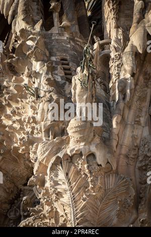 BARCELONA, SPANIEN - 22. AUGUST 2022: Engel spielen Klären auf dem Glaubensflur der Geburtsfassade der Sagrada Familia Stockfoto
