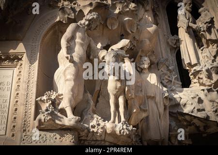 BARCELONA, SPANIEN-22. AUGUST 2022: Details zum Hope Hallway der Geburtsfassade der Sagrada Familia Stockfoto