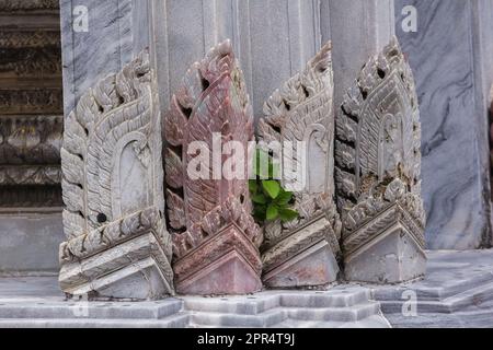 Geschnitzte Marmorsäulen Thai-Formen in Thai-Tempeln Stockfoto