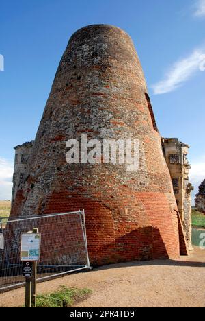 Überreste der Windmühle und Ruinen der St. Benet's Abbey unter Naturschutz, Norfolk, England Stockfoto