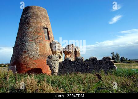 Überreste der Windmühle und Ruinen der St. Benet's Abbey unter Naturschutz, Norfolk, England Stockfoto