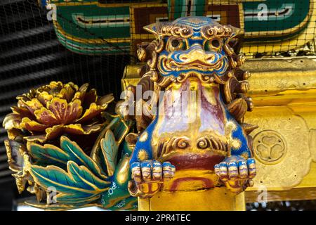 Details eines Löwen, der auf einer Säule am Ueno Tosho-gu-Schrein in Ueno Park, Tokio, Japan, geschnitzt wurde. Der Schrein wurde 1627 erbaut und gilt als großartiges Beispiel für die Shinto-Architektur aus der Edo-Zeit. Stockfoto