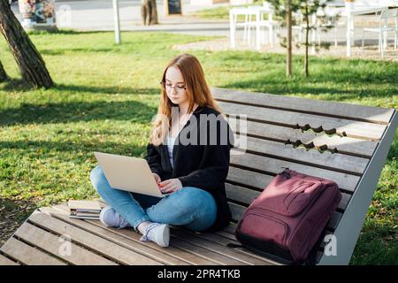 Künstliche Intelligenz in der Bildungsbranche. Anwendungen künstlicher Intelligenz und Chatbots im Bildungswesen. Schülerin mit Laptop Stockfoto