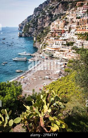 Der Strand von Positano an der Amalfiküste in Kampanien, Italien. Stockfoto