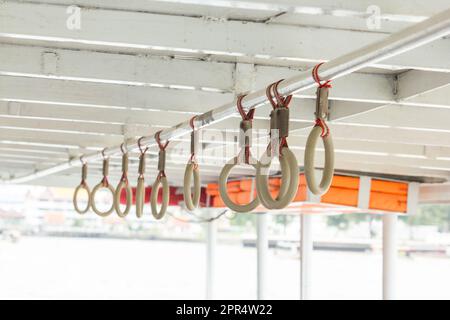 Handring für Griff mit dem Stahlträger des Versand Stockfoto