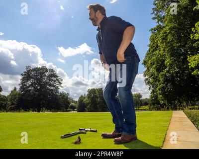 BICESTER, ENGLAND - 11. AUGUST 2021: David Hedges-Gower von Modern Lawn Care testet den Boden auf einem privaten Grundstück in Oxfordshire. Stockfoto