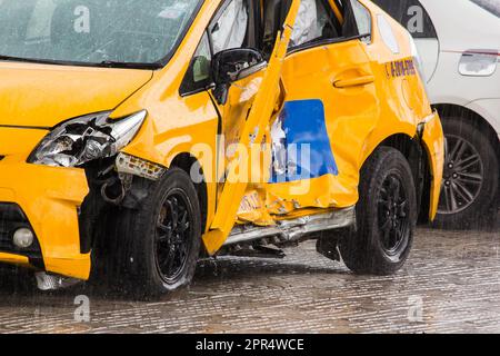 Spuren beschädigter Autos bei einem Unfall durch Regen, rutschige Straßen Stockfoto