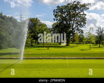 BICESTER, ENGLAND - 11. AUGUST 2021: Sommerrasen auf dem Tusmore Estate. Tusmore ist eine Siedlung rund 5 ¹ km nördlich von Bicester in Oxfordshire. Stockfoto