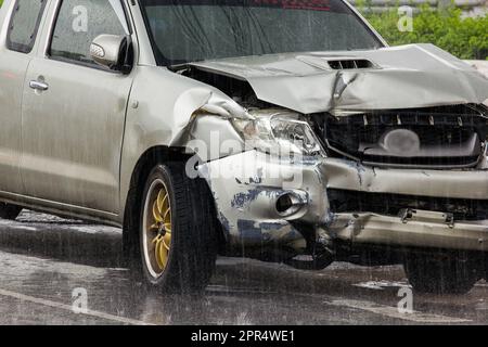 Spuren beschädigter Autos bei einem Unfall durch Regen, rutschige Straßen Stockfoto