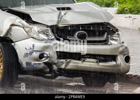 Spuren beschädigter Autos bei einem Unfall durch Regen, rutschige Straßen Stockfoto